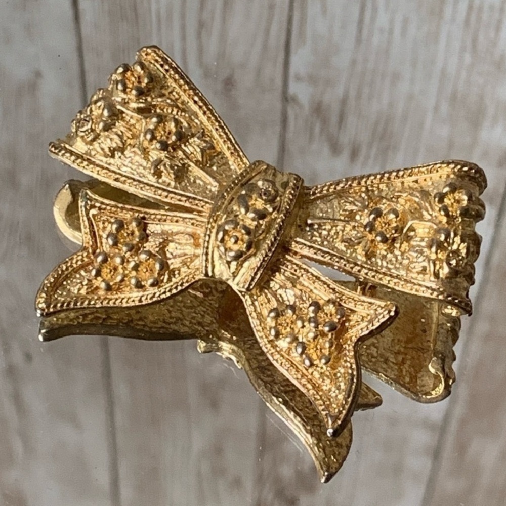 🌖 Golden Bow Brooch